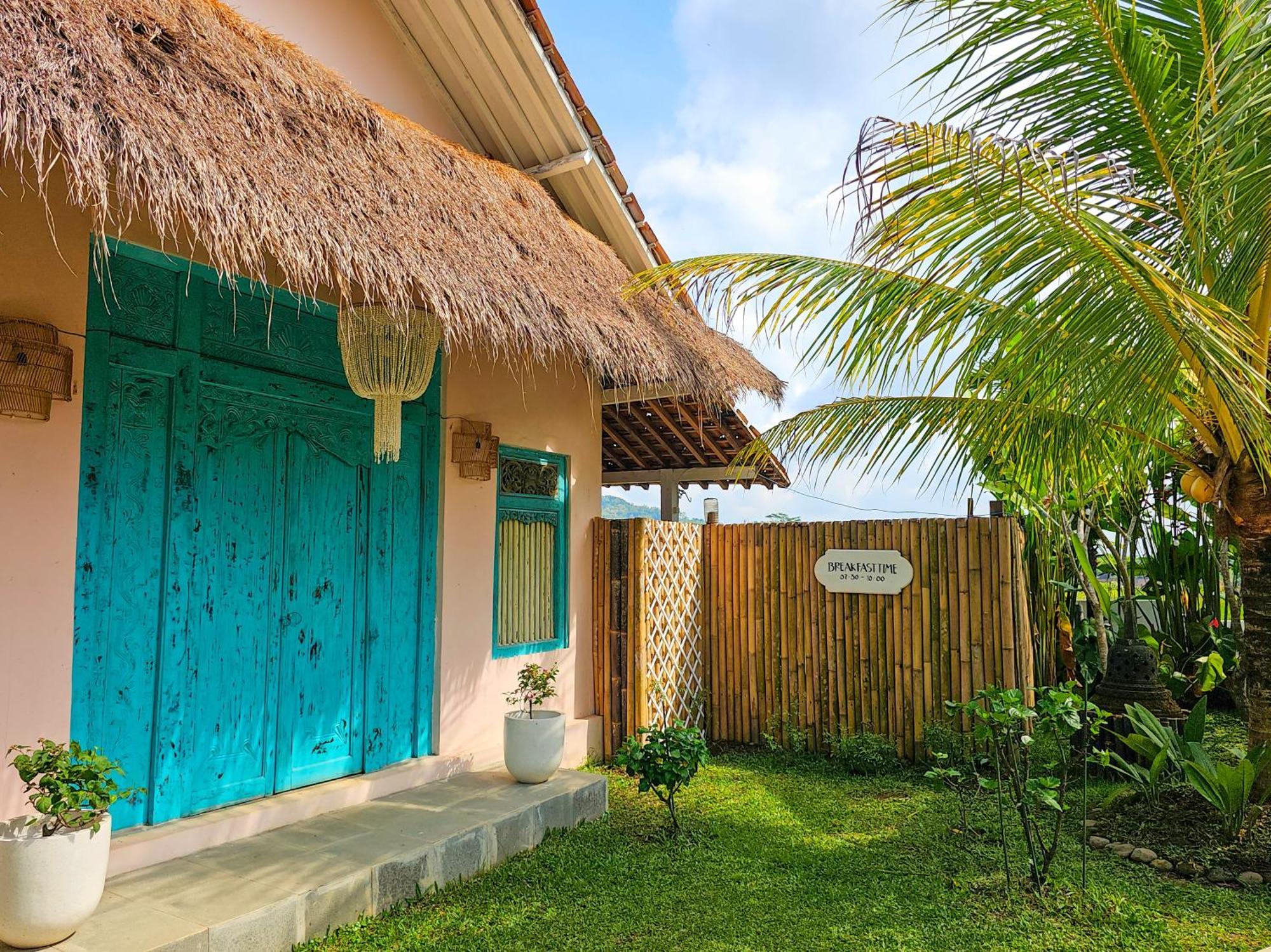 Janur Bungalow Magelang Exterior foto